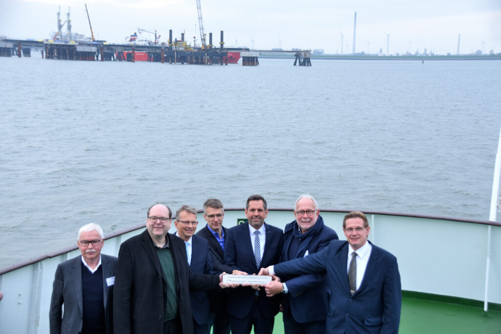 LNG-Anleger Übergabe mit Minister Lies und Meyer