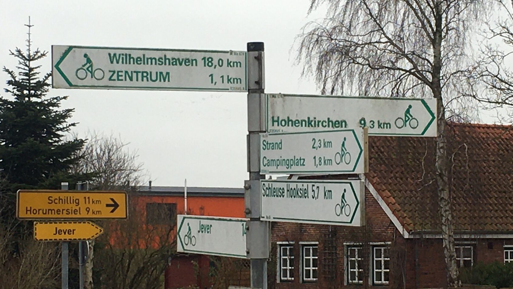 Radweg-Schilder in Hooksiel