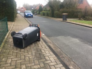 Mülltonne auf dem Gehweg