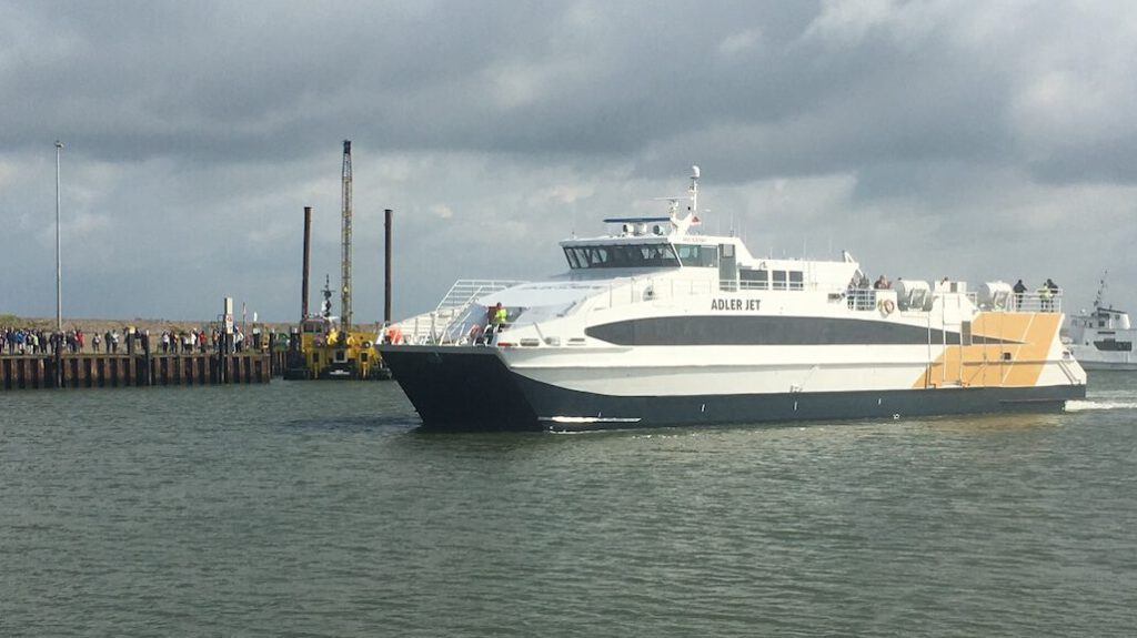 mit dem katamaran von hooksiel nach helgoland