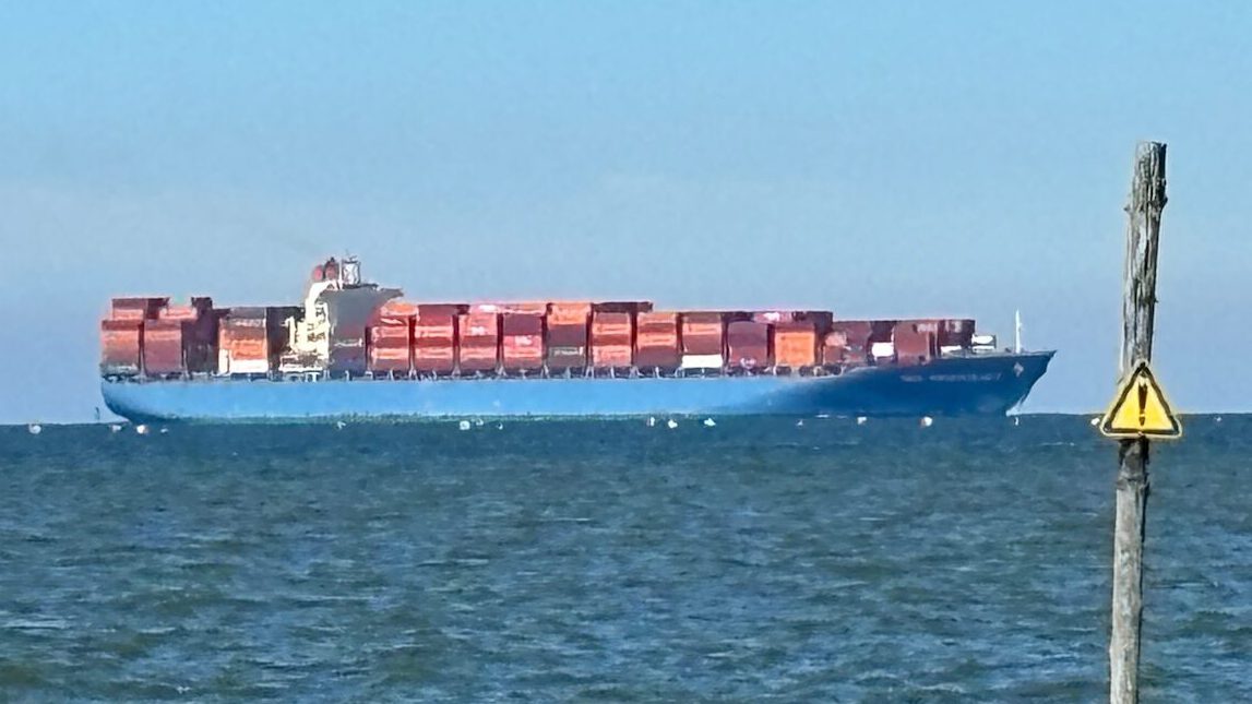 Containerschiff vor dem Hooksieler Strand