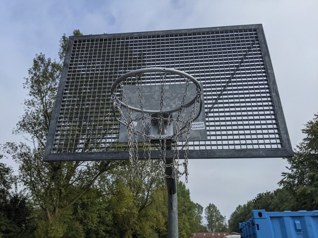 Reparierter Basketballkorb in Hooksiel