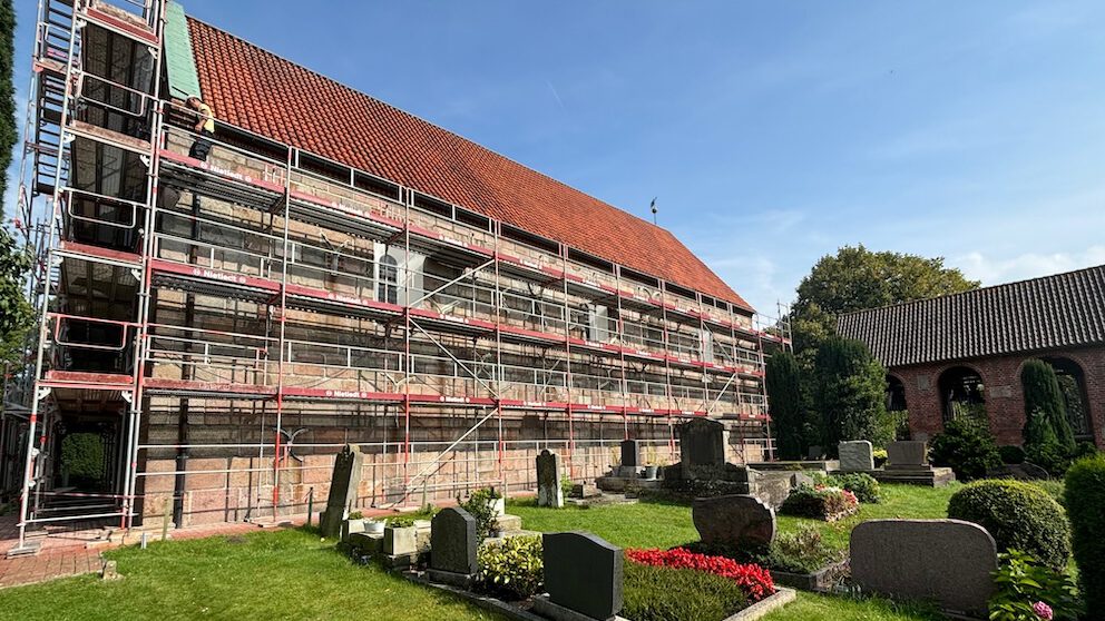 Gerüst an der Kirche zu Pakens