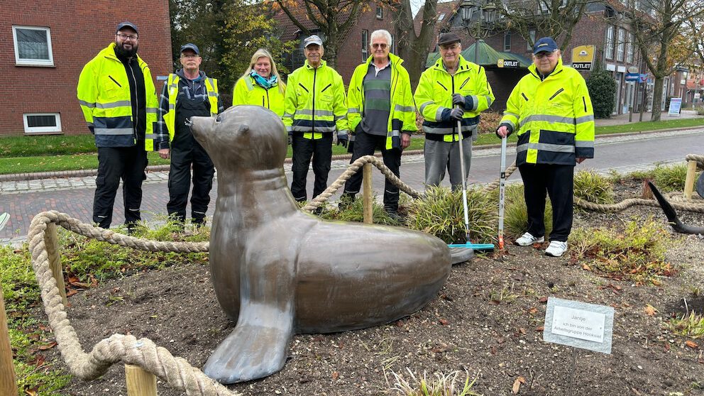 Arbeitsgruppe stellt Seehund Jantje in Hooksiel auf