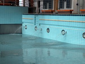 Leeres Becken im Hallenwellenbad