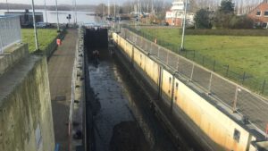 Leere Schleusenkammer in Hooksiel