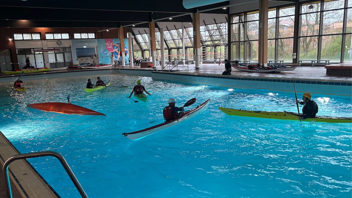 Kajaktraining im Hallenwellenbad