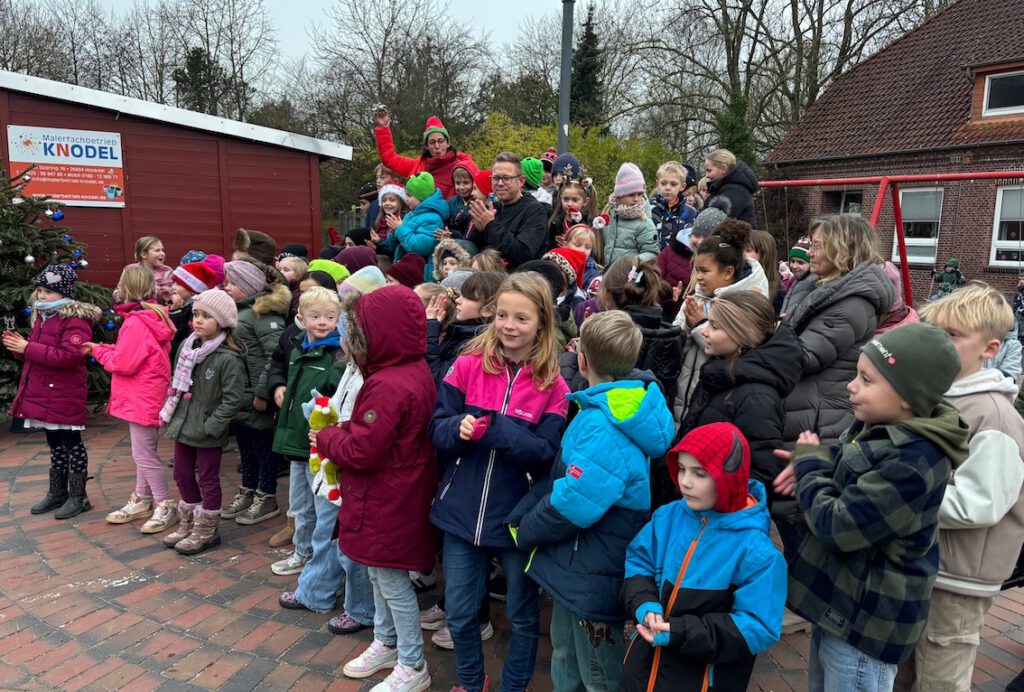 Kinder singen Weihnachtslied