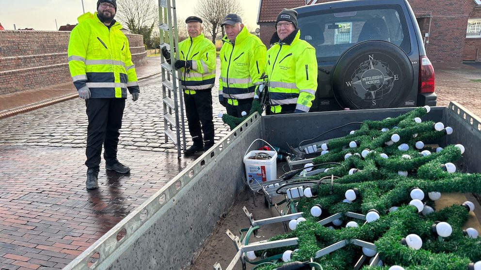 Arbeitsgruppe baut Weihnachtssterne ab