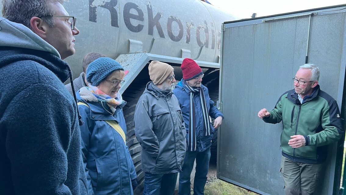 Fritz Gehrken erkläret seinen Energiepark