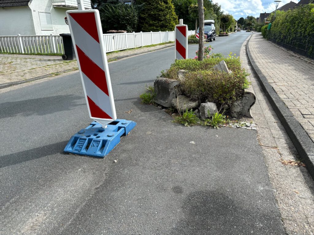 Kaputt Beeteinfassung in der Friedensstraße in Hooksiel