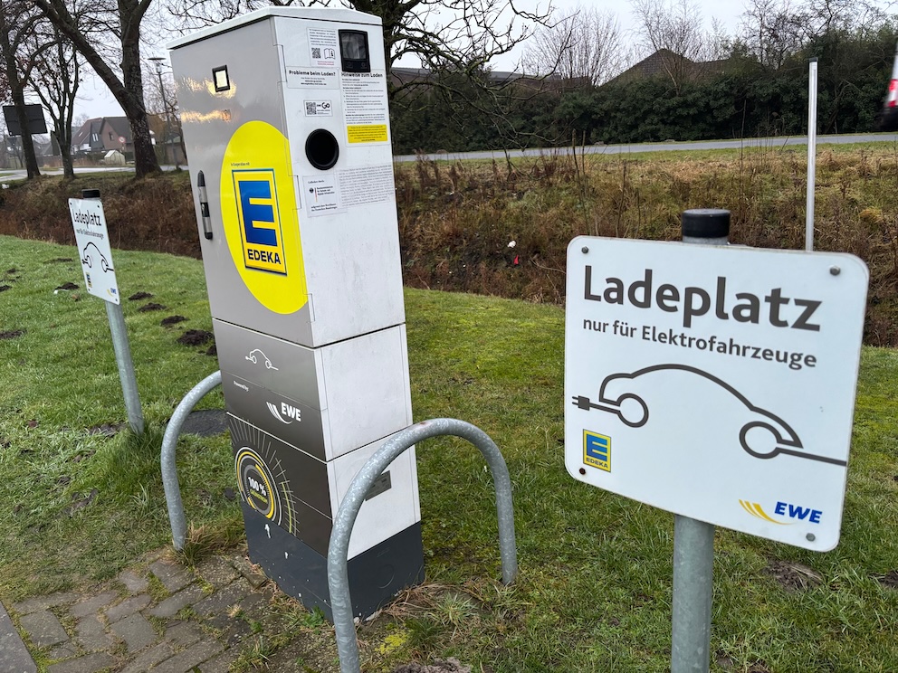 Ladestation auf dem Edeka-Parkplatz in hooksiel