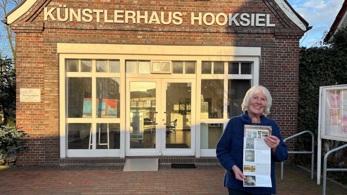 Renate Janßen-Niemann vor dem Künstlerhaus Hooksiel