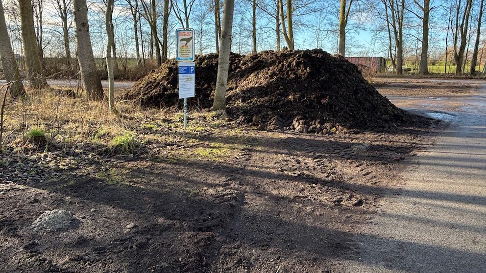 Mutterboden auf Parkplatz an der Jaderennbahn