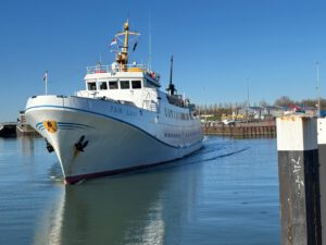 Fair Lady legt in Hooksiel Richtung Helgoland ab