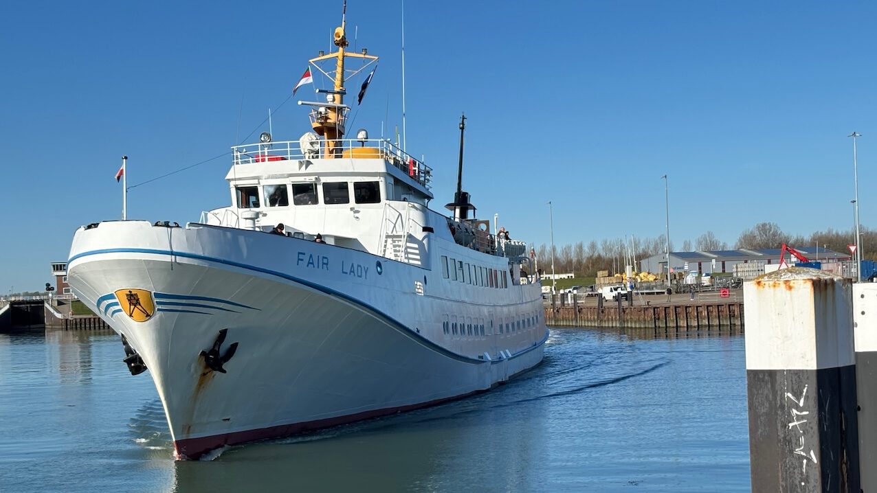 Fair Lady legt in Hooksiel Richtung Helgoland ab