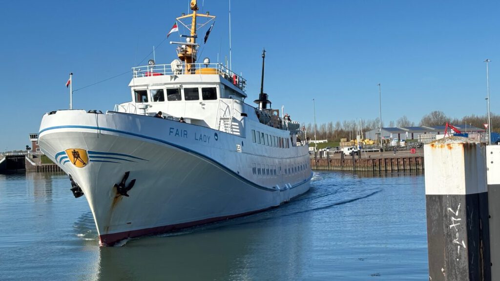 Fair Lady legt in Hooksiel Richtung Helgoland ab