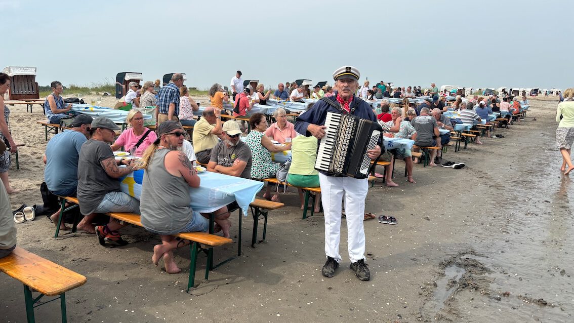 Schollenbraten im Watt vor Hooksiel