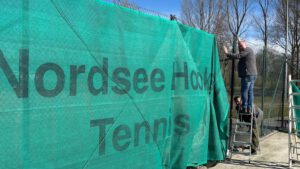 Aufbau auf dem Tennisplatz Hooksiel